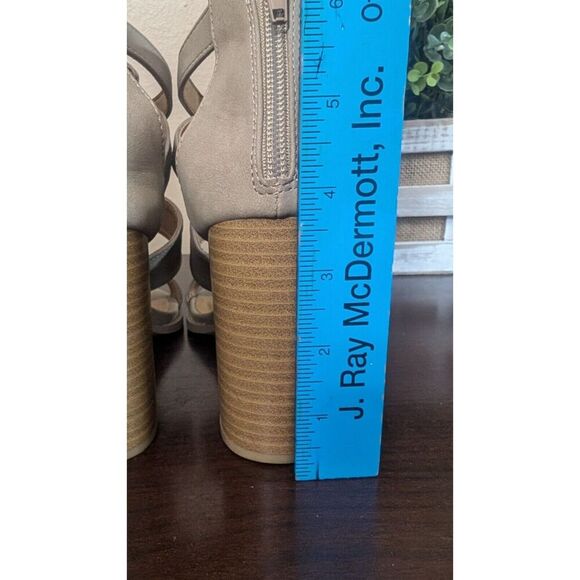 Qupid Women's Tan Suede Heels Shoes Size 7.5 Open Toe Strap Key Hole Super Clean - Picture 8 of 8